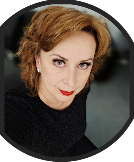 Portrait Martina Brandl, rotblonde kurze Haare, roter Lippenstift, schwarzes Kleid