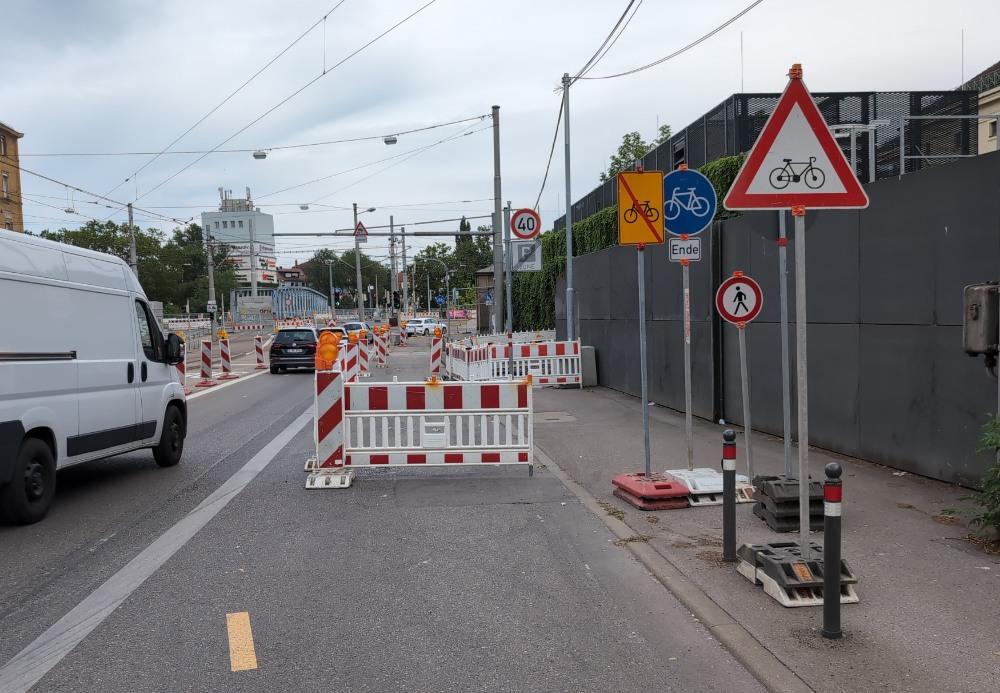 Fahrrad Umleitung zu Ende, "Radweg" zu Ende (der nie begonnen hat) und Achtung Radverkehr Schilder
