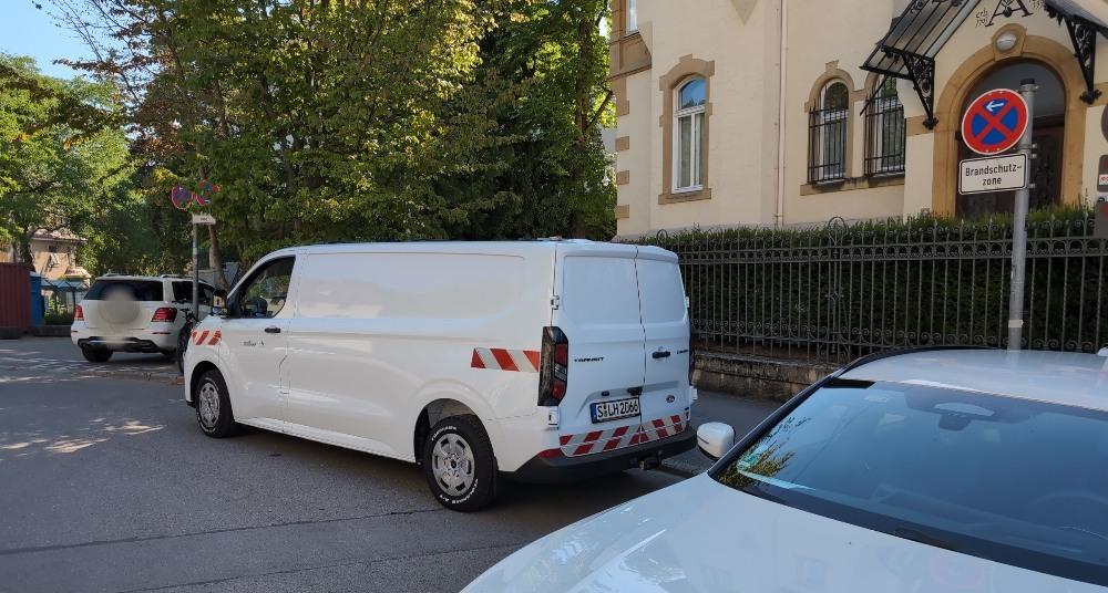 ein Lieferwagen der Stadt Stuttgart im absoluten Halteverbot
